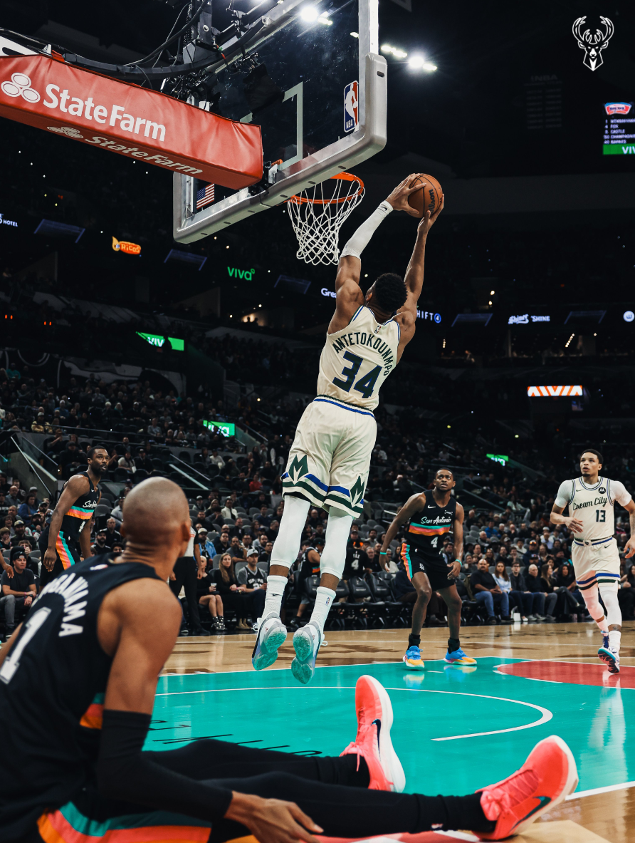 PG模拟器官网-王者归来取大胜！光头文班22+10完压字母 膝盖被撞后5记三分超准