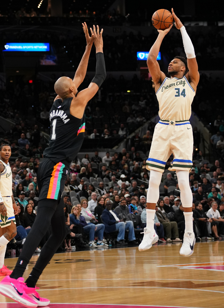 PG模拟器官网-王者归来取大胜！光头文班22+10完压字母 膝盖被撞后5记三分超准