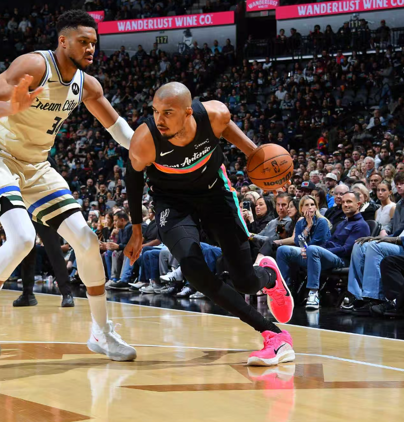 PG模拟器官网-王者归来取大胜！光头文班22+10完压字母 膝盖被撞后5记三分超准